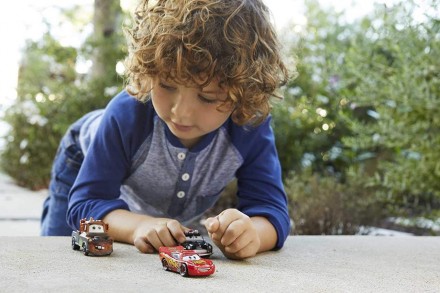 Воссоздайте историю Disney / Pixar's Cars с этим набором из 3-х ключевых героев . . фото 8