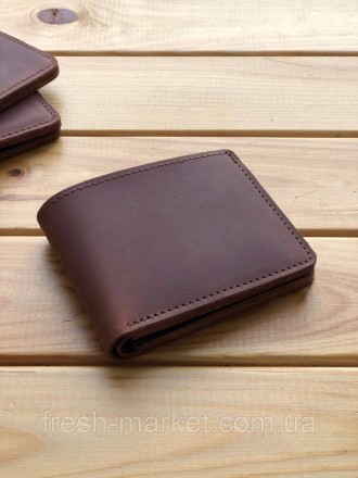 Простота линий, коричневый цвет и качество работы делает мужской кожаный кошелек. . фото 3