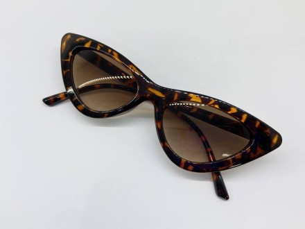 Женские очки солнцезащитные в пластиковой оправе с треугольными линзами коричнев. . фото 6