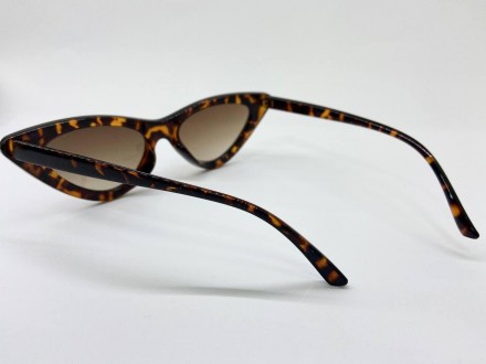 Женские очки солнцезащитные в пластиковой оправе с треугольными линзами коричнев. . фото 3