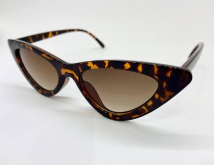 Женские очки солнцезащитные в пластиковой оправе с треугольными линзами коричнев. . фото 2