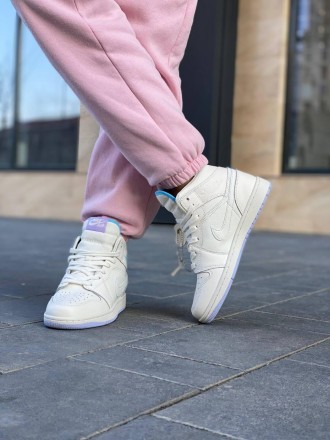 Кроссовки женские белые Nike Air Jordan 1 Retro
Встречайте шикарную белую расцве. . фото 5