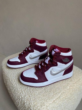 Кроссовки женские бордовые Nike Air Jordan 1 Retro
Представляем вам еще одну кру. . фото 3