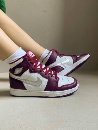 Кроссовки женские бордовые Nike Air Jordan 1 Retro
Представляем вам еще одну кру. . фото 2