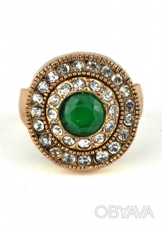 Кольцо с зеленым камнем и стразами. . фото 1