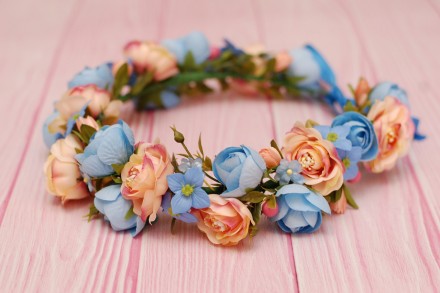 Объемный веночек с цветами выполнен в персиково-голубых цветах. Цветы тканевые и. . фото 2