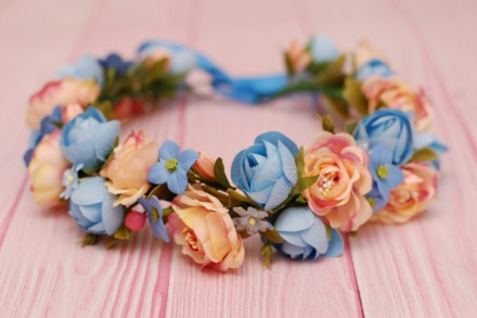 Объемный веночек с цветами выполнен в персиково-голубых цветах. Цветы тканевые и. . фото 3