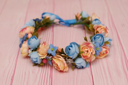 Объемный веночек с цветами выполнен в персиково-голубых цветах. Цветы тканевые и. . фото 5