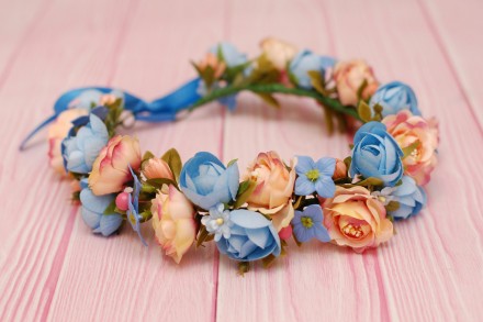Объемный веночек с цветами выполнен в персиково-голубых цветах. Цветы тканевые и. . фото 4