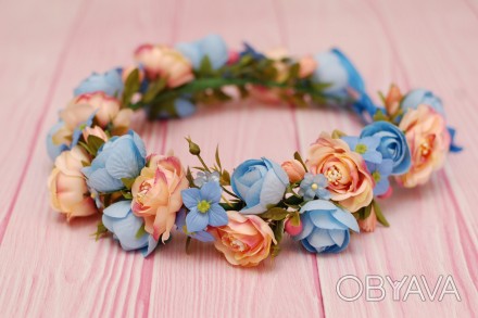 Объемный веночек с цветами выполнен в персиково-голубых цветах. Цветы тканевые и. . фото 1