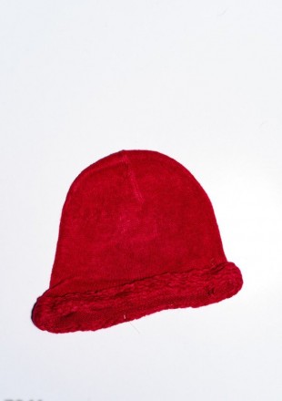 Яркая красная демисезонная вязаная шапка с верхним стыком швов. Модель выполнена. . фото 3