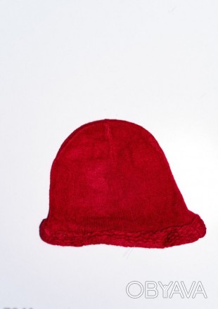 Яркая красная демисезонная вязаная шапка с верхним стыком швов. Модель выполнена. . фото 1