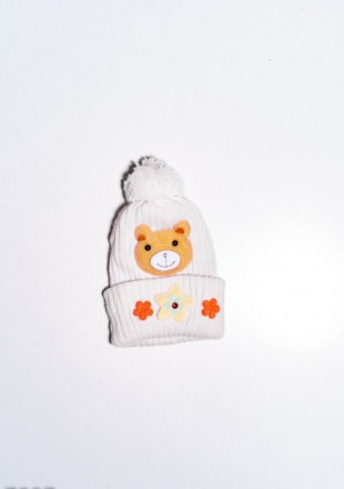 Молочная фактурная вязаная детская шапка из шерсти декорированная аппликацией в . . фото 2