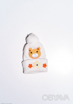 Молочная фактурная вязаная детская шапка из шерсти декорированная аппликацией в . . фото 1