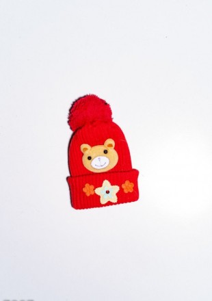Красная детская демисезонная вязаная фактурная шапка с объемным помпоном на маку. . фото 2