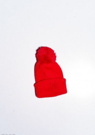 Красная детская демисезонная вязаная фактурная шапка с объемным помпоном на маку. . фото 3