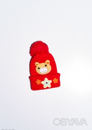 Красная детская демисезонная вязаная фактурная шапка с объемным помпоном на маку. . фото 1