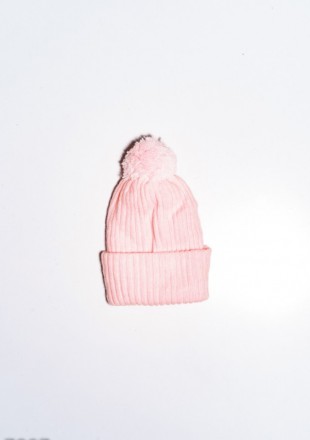 Персиковая демисезонная детская шапка средней эластичности выполненная из шерсти. . фото 3