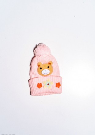 Персиковая демисезонная детская шапка средней эластичности выполненная из шерсти. . фото 2