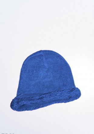Однотонная голубая детская вязаная тонкая шапка удобного лаконичного дизайна со . . фото 3
