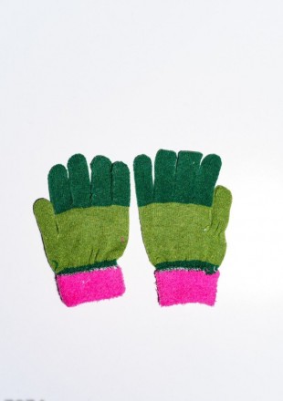 Яркие зеленые шерстяные демисезонные перчатки декорированные аппликациями-пандам. . фото 3