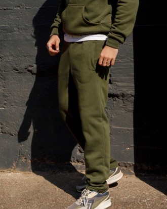 Теплые спортивные штаны выполненные из утепленного флисом трикотажа цвета хаки. . . фото 3