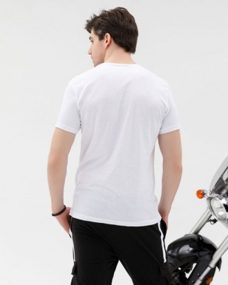 Белая тонкая футболка сшитая из хлопкового трикотажа. Модель с короткими рукавам. . фото 4