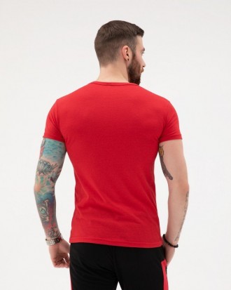 Красная эластичная футболка сшитая из хлопкового трикотажа. Модель с короткими р. . фото 4