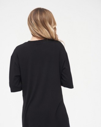 Черная асимметричная футболка выполненная из вискозного трикотажа в стиле оверса. . фото 4
