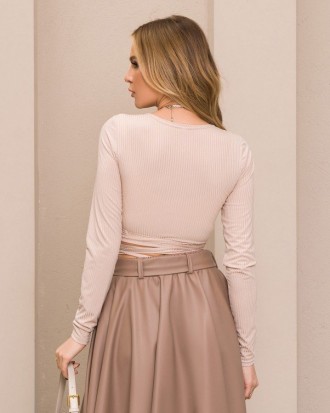 Фактурный бежевый топ с облегающим укороченным кроем на запах и V-образным глубо. . фото 4