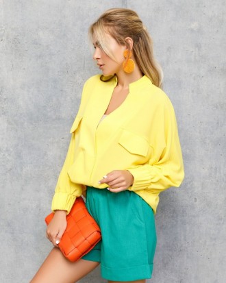 Чркая блуза выполненная из желтого структурированного крепа. Блуза с V-образным . . фото 3