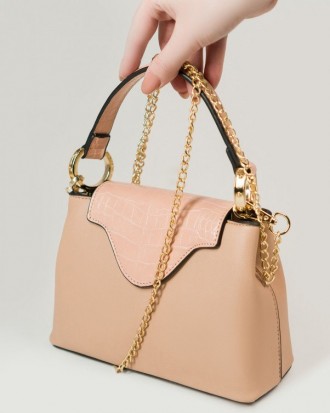 Розовая сумочка-чемоданчик на короткой ручке выполненная из эко-кожи с фактурным. . фото 3