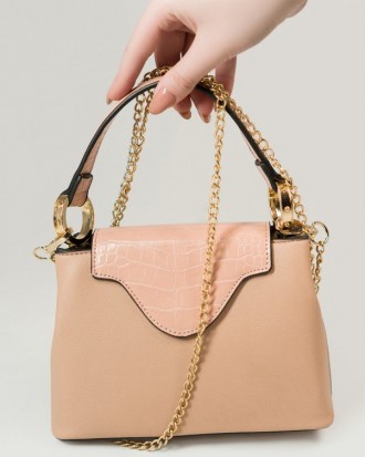 Розовая сумочка-чемоданчик на короткой ручке выполненная из эко-кожи с фактурным. . фото 2