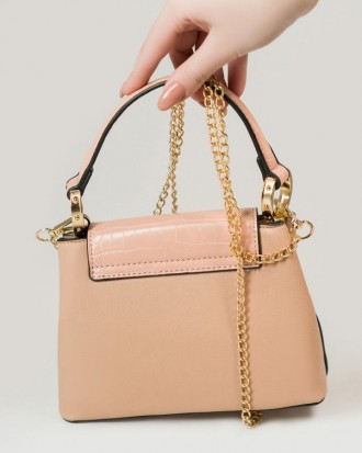 Розовая сумочка-чемоданчик на короткой ручке выполненная из эко-кожи с фактурным. . фото 4