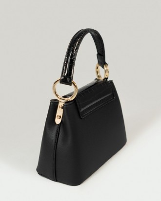 Маленькая черная сумочка с короткой ручкой выполненная из эко-кожи с фактурным к. . фото 4