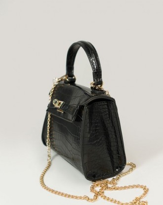 Каркасная черная сумка-чемоданчик выполненная из фактурной эко-кожи. Сумочка без. . фото 3