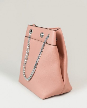 Розовая вместительная сумка с ручками-цепочками выполненная из мягкой эко-кожи. . . фото 3