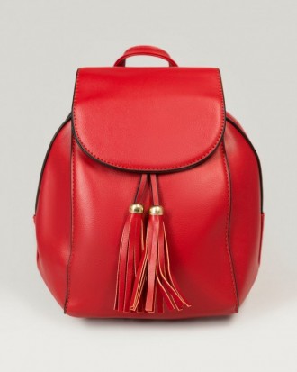 Маленький городской рюкзак из красной эко-кожи декорированный объемными кисточка. . фото 2