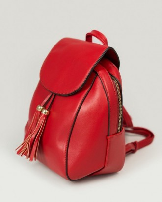 Маленький городской рюкзак из красной эко-кожи декорированный объемными кисточка. . фото 3