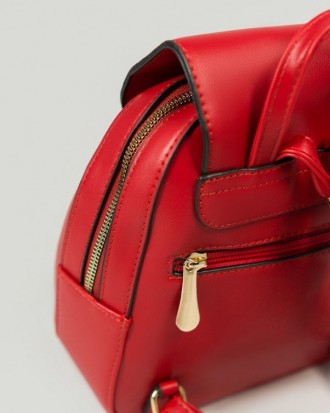 Маленький городской рюкзак из красной эко-кожи декорированный объемными кисточка. . фото 4