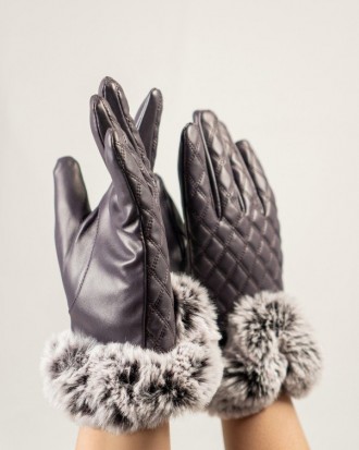 Фиолетовые практичные перчатки из стеганой эко-кожи. Модель классического фасона. . фото 3