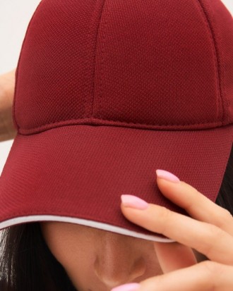 Однотонная повседневная кепка выполненная из фактурного трикотажа бордового цвет. . фото 3