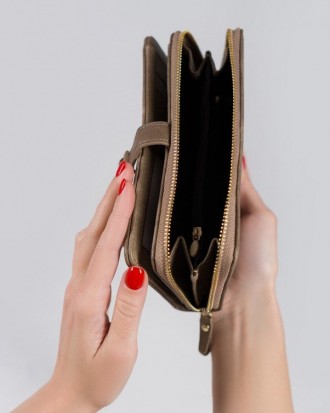Бежевый кошелек-клатч выполненный из винтажной эко-кожи с потертостями и съемной. . фото 4