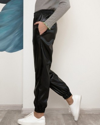 Черные брюки джоггеры из эко-кожи с боковыми карманами. Модель прямого свободног. . фото 3