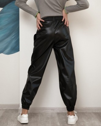 Черные брюки джоггеры из эко-кожи с боковыми карманами. Модель прямого свободног. . фото 4