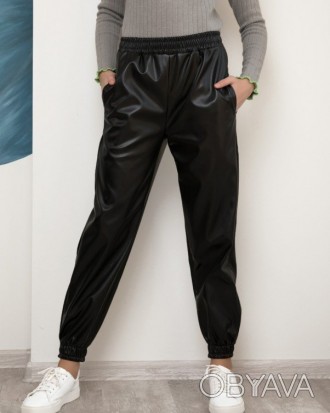 Черные брюки джоггеры из эко-кожи с боковыми карманами. Модель прямого свободног. . фото 1
