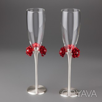 Красивые свадебные бокалы на металлических фигурных ножках с красными розами.
Вы. . фото 1
