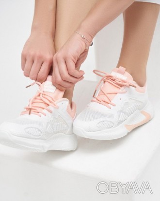 Бело-розовые кроссовки для бега и фитнеса выполненные из перфорированного матери. . фото 1