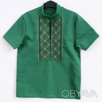 Современная футболка вышитая с орнаментом для мальчика насыщенного зеленого цвет. . фото 1