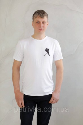 Чоловіча футболка біла з вишитим принтом Хокеїст, висока якість, приємна до тіла. . фото 2